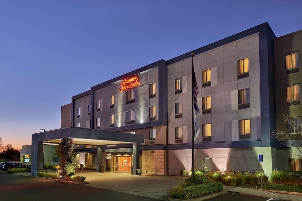 Hampton Inn and Suites Salem 1/42
