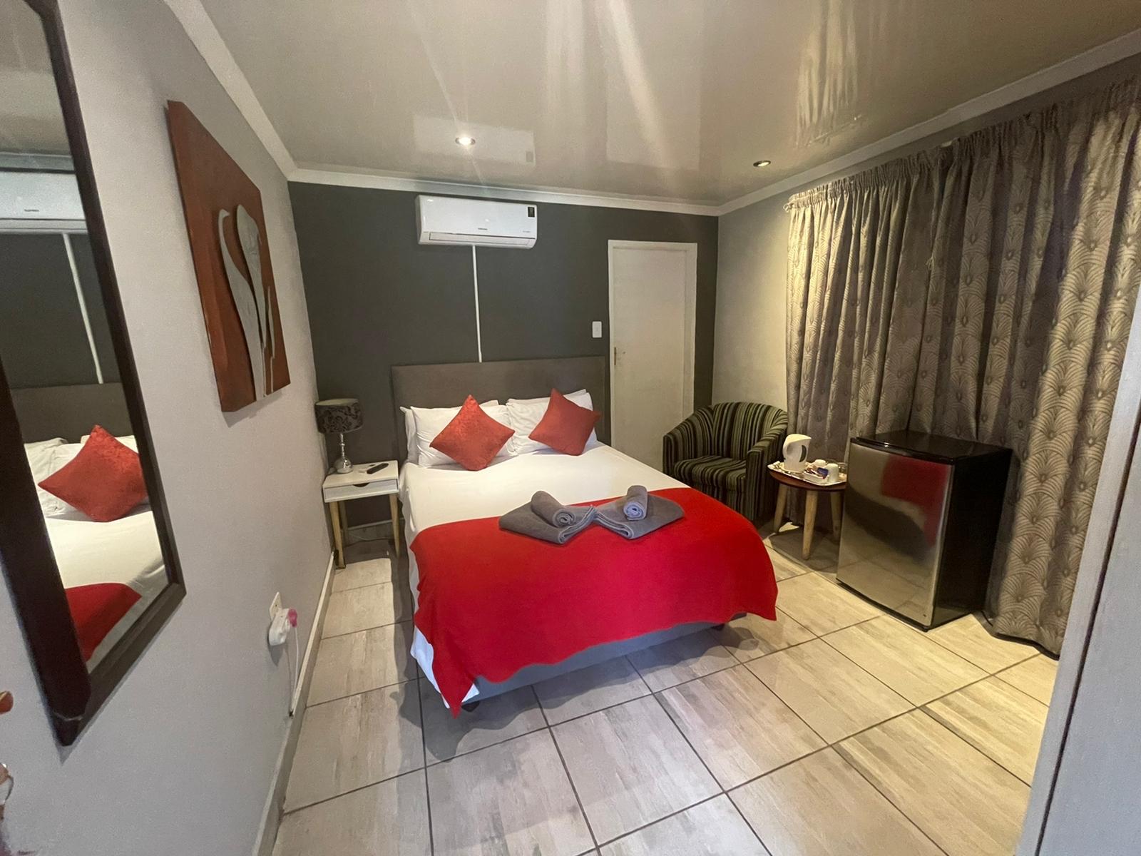 Room, Double Bed, Patio, Marion Lodge 2/3