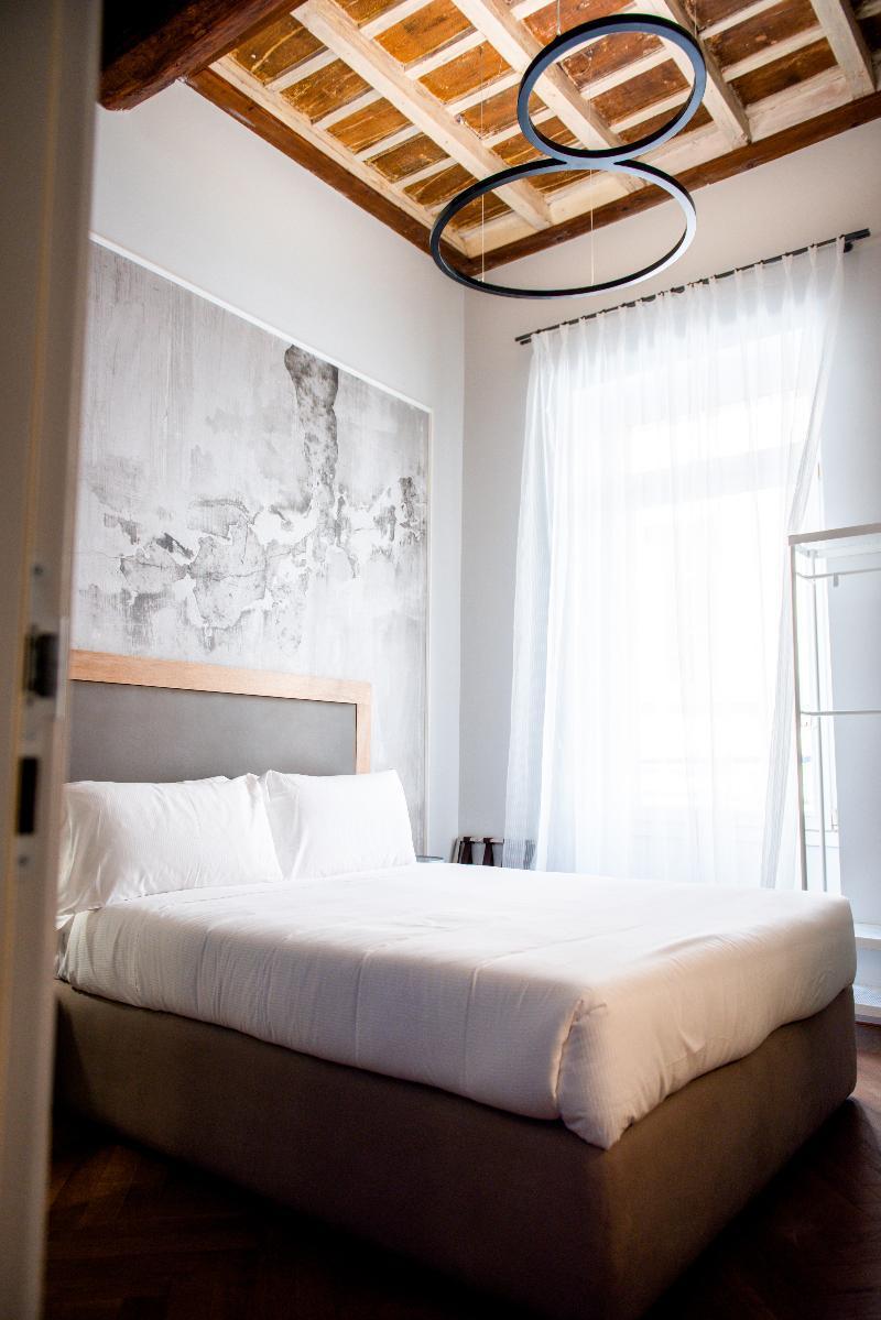 ROOM, SINGLE