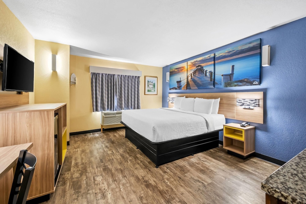 Efficiency, King Bed, Kitchenette, Accessible