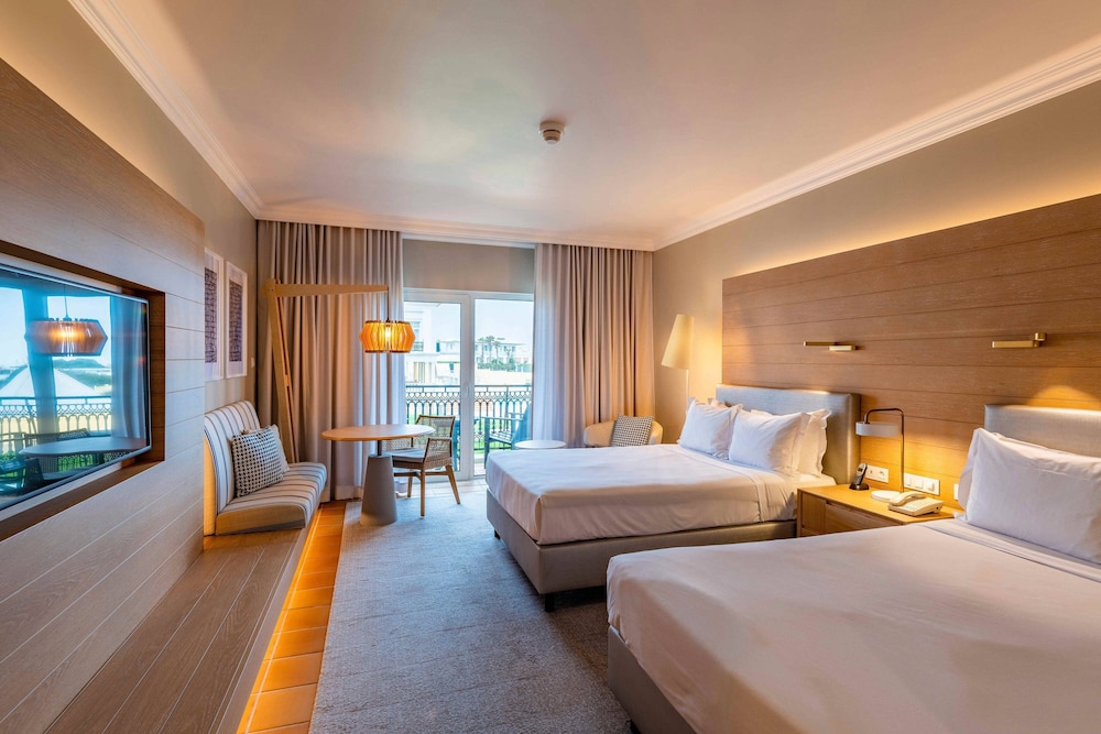 غرفة قياسية بسريرين مزدوجين بإطلالة جزئية على البحر، Praia D el Rey Marriott Golf Beach Resort 3/9