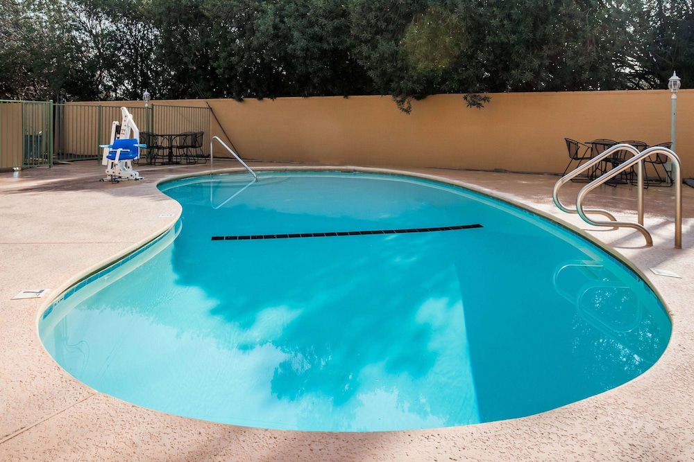 Super 8 By Wyndham Visalia 4/26
