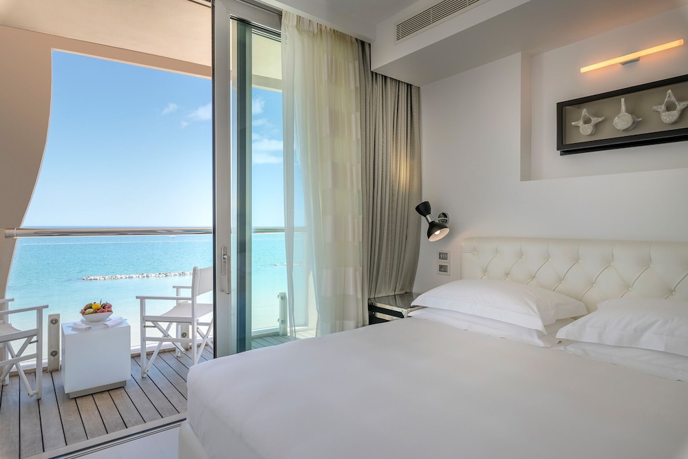 جناح سوبيريور بسرير كوين بإطلالة على البحر مع أريكة، Excelsior Hotel, Spa & Lido 7/10