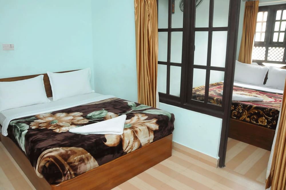 Shiva Shankar Hotel 12/32