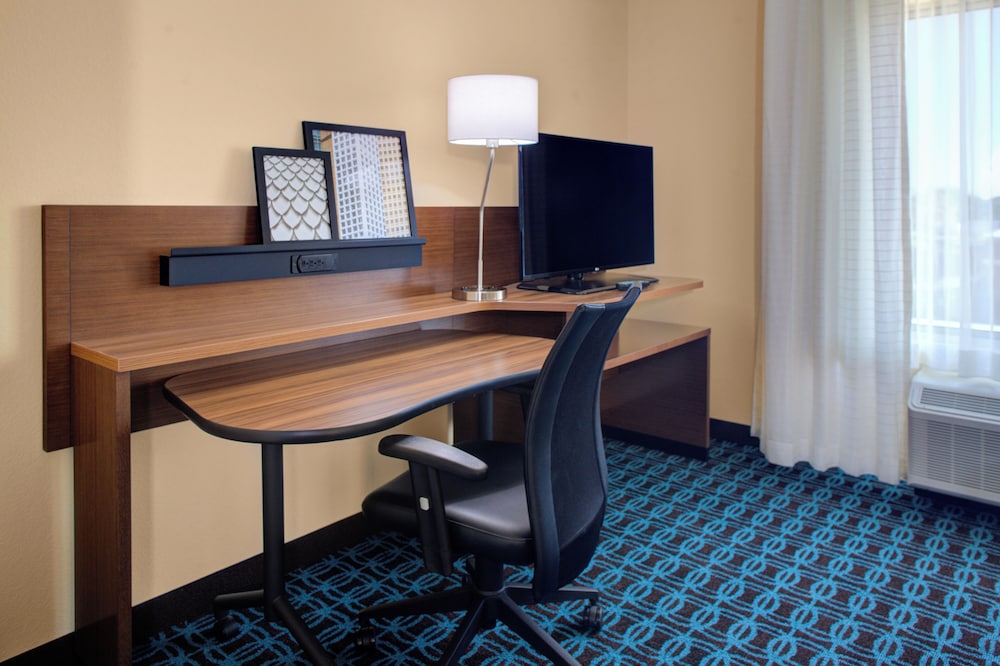 FAIRFIELD INN & SUITES DETROIT CANTON 15/20