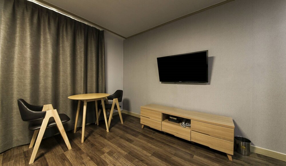 Orange Hotel 17/22