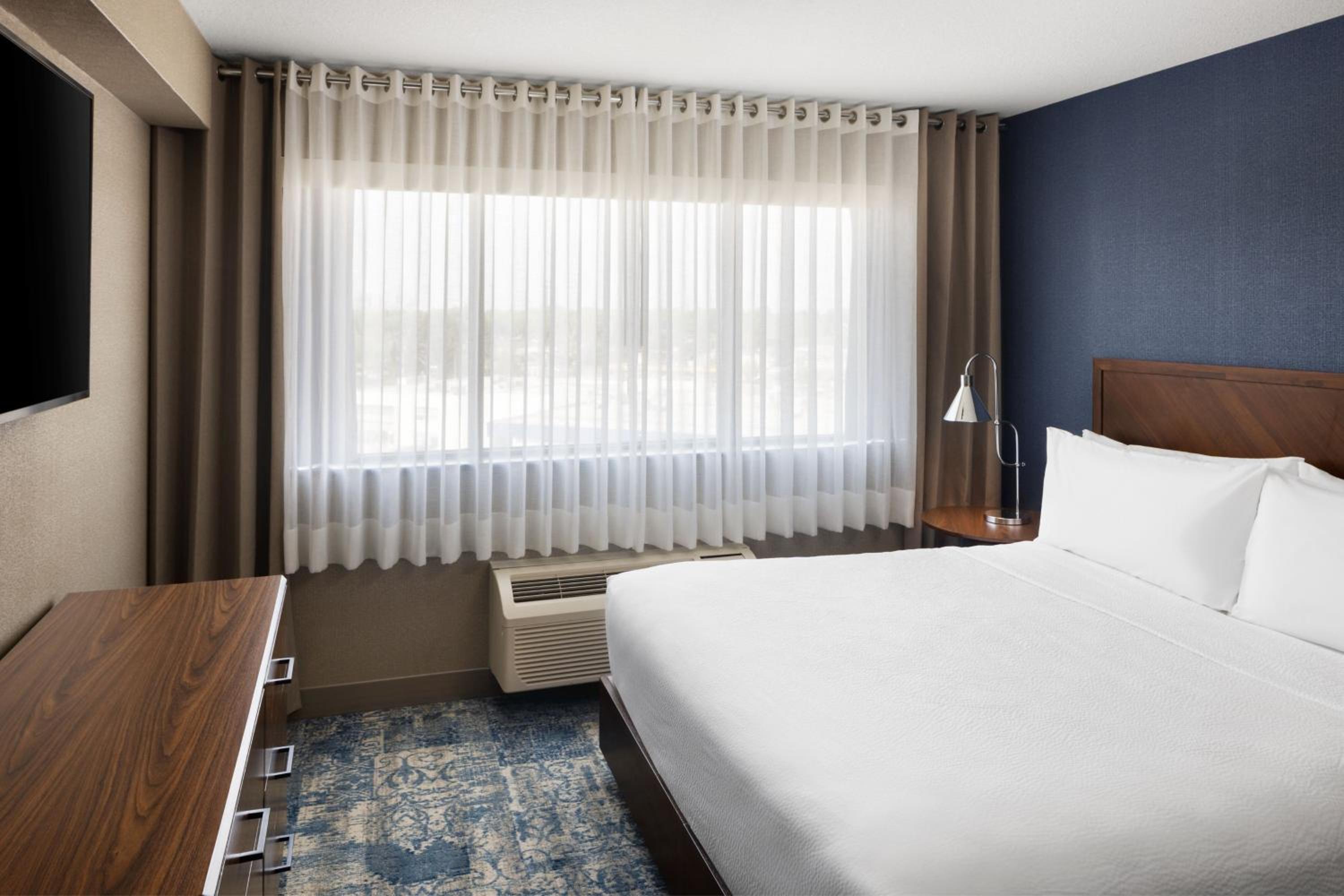 Room at Four Points by Sheraton Edmonton South, EDMONTON