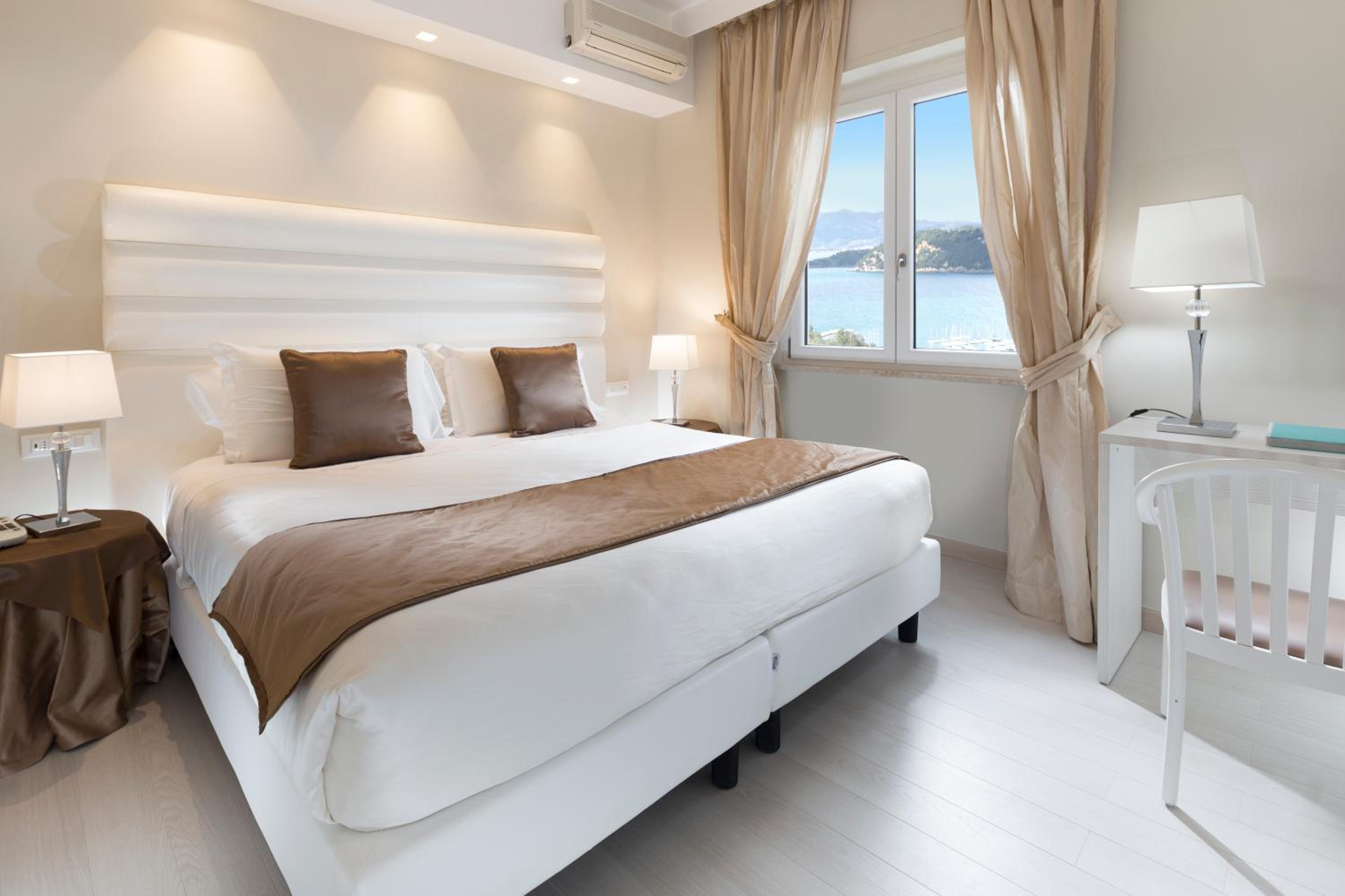 Room, Double Bed, Lateral Side Sea View