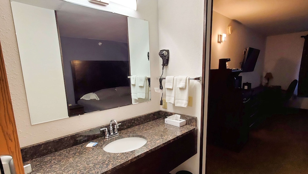 جناح بسريرين كوين مع أريكة يُسمح فيها بالحيوانات الأليفة، Jasper Ridge Inn Ishpeming 3/3