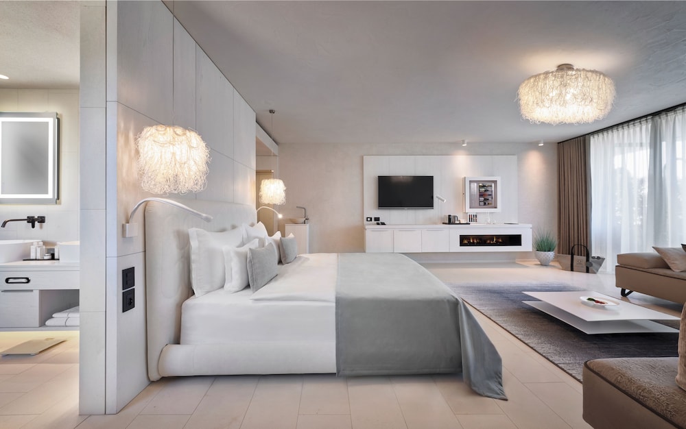 1 BEDROOM, LUXURY, STUDIO, SUITE, GARDEN VIEW