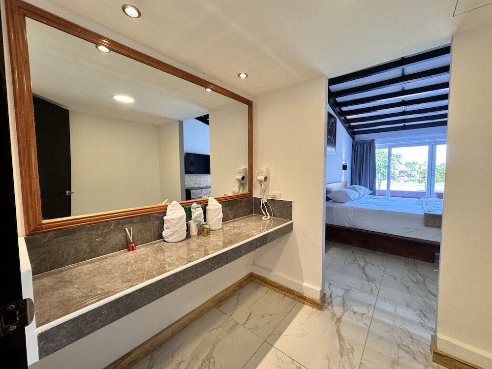 Deluxe, Triple, King Bed, Murphy Bed، Hotel Tesoro Beach 8/8