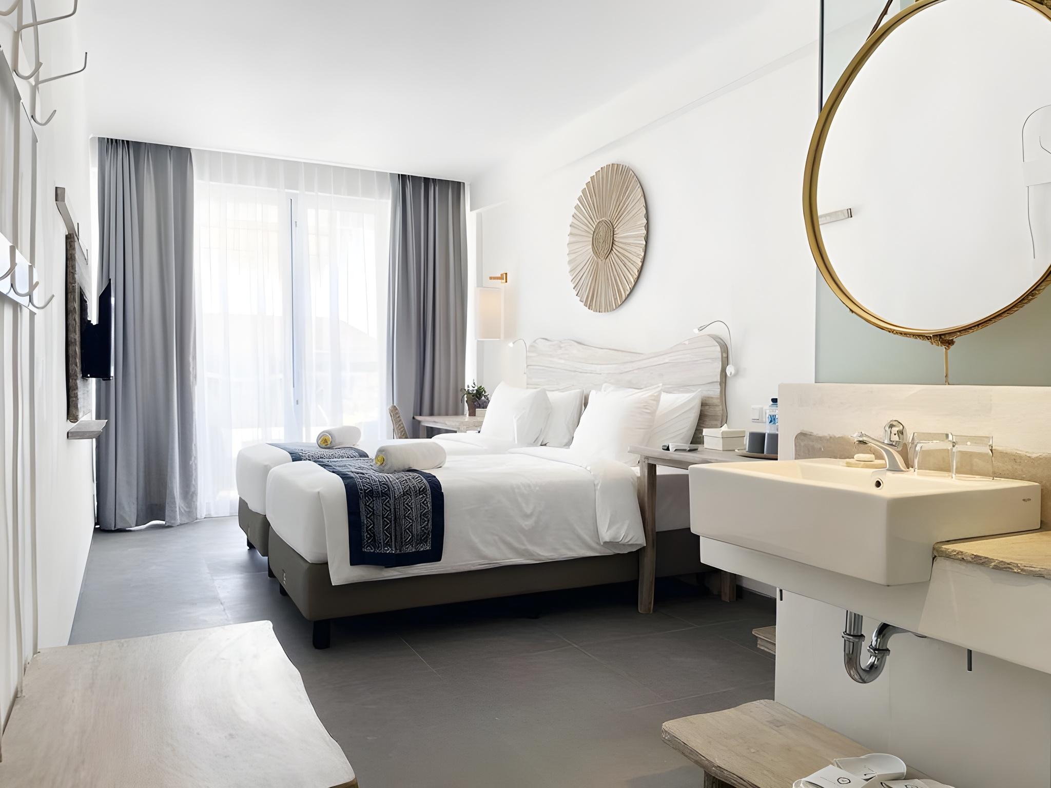 Pool, Deluxe, King Bed