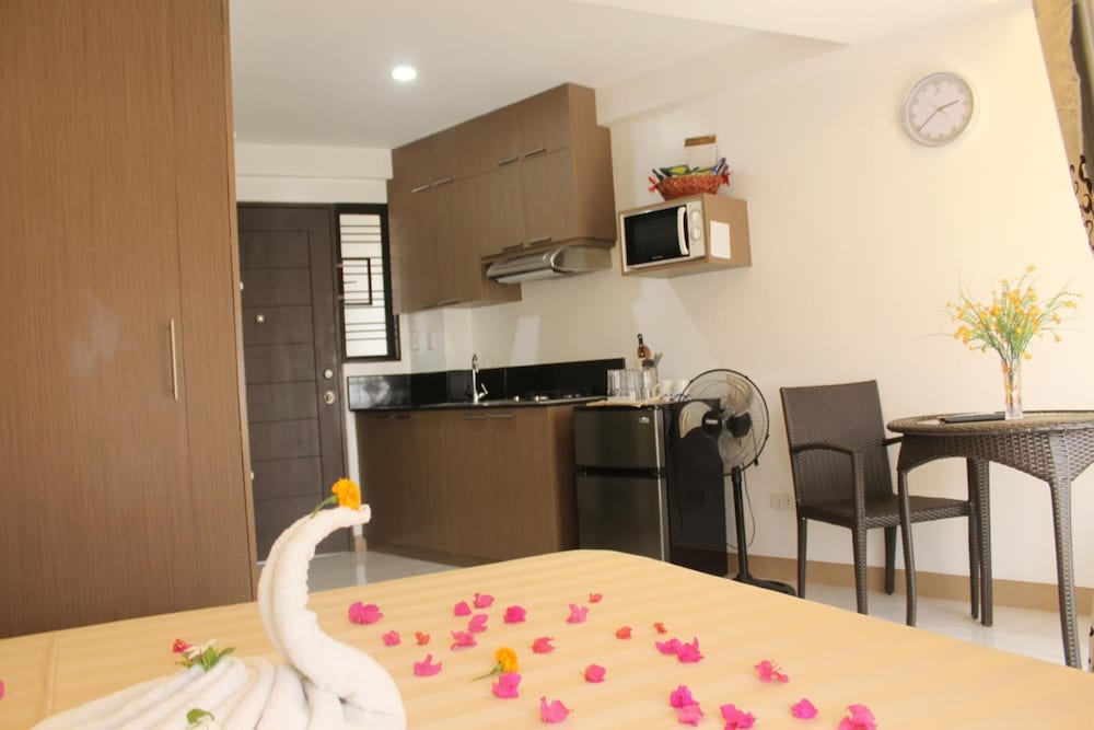 Anahaw Studio Suites 24/24