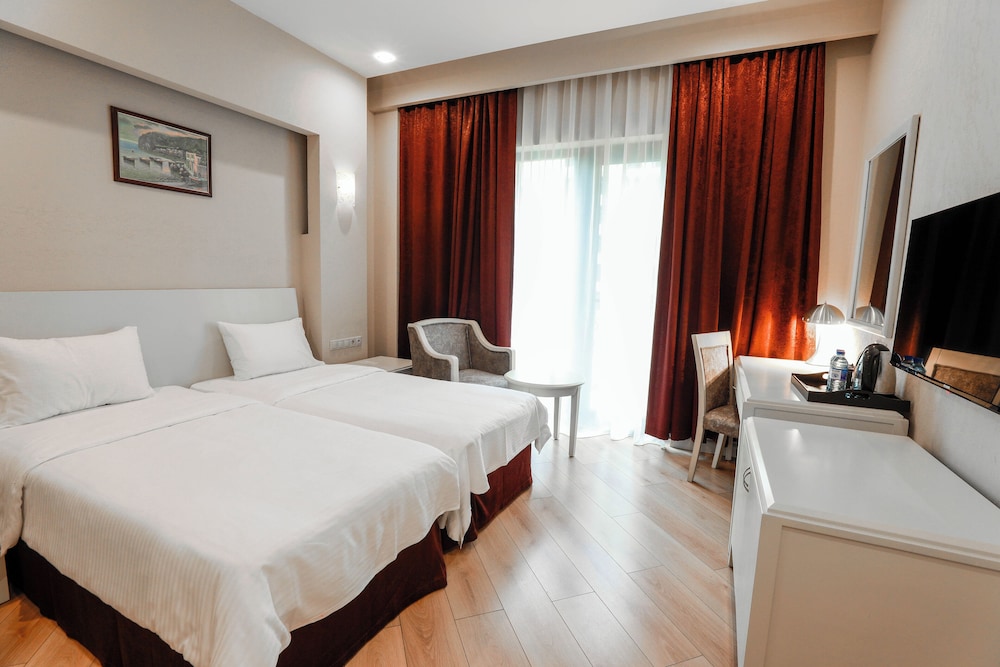 SUPERIOR TWIN ROOM WITH CITY VIEW