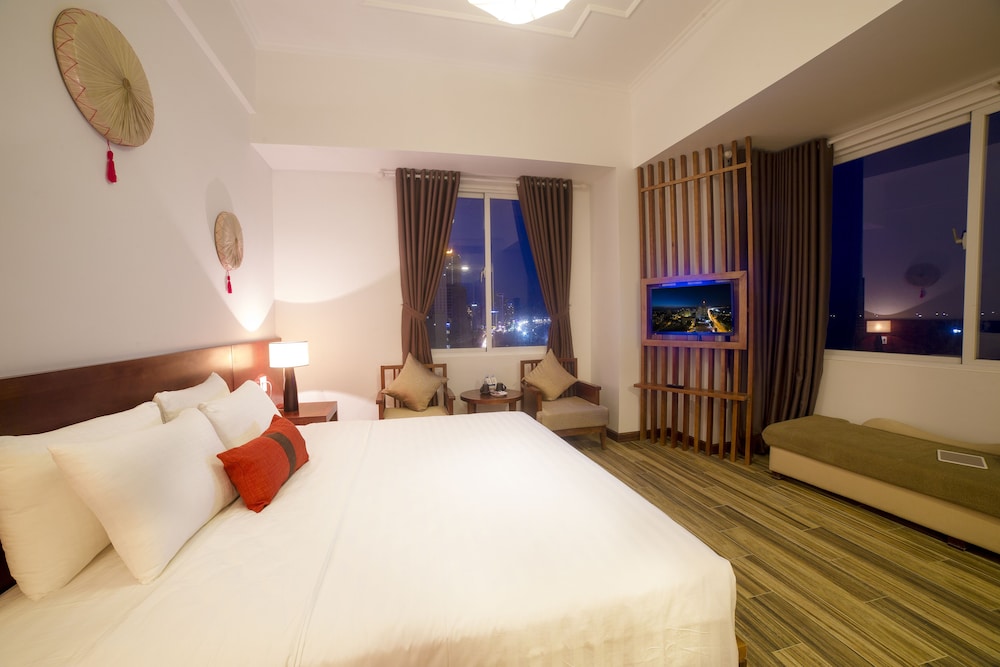 The Light Hotel Resort 18/70