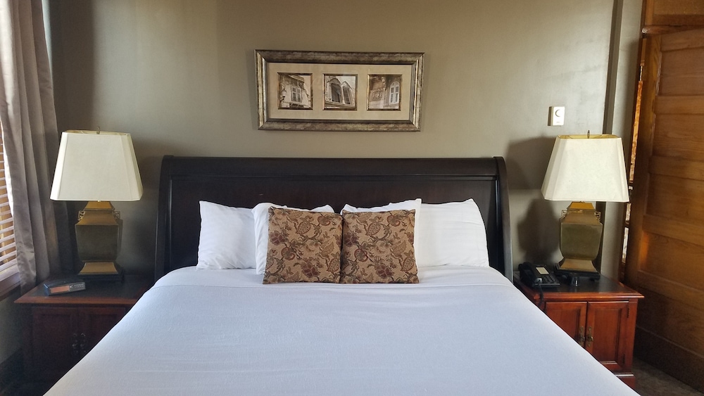 Altland House Inn and Suites 15/50