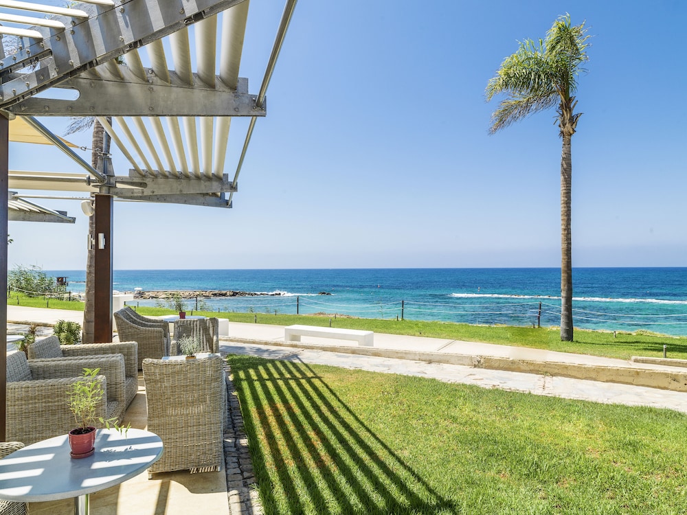 Alexander the Great Beach Hotel 68/74