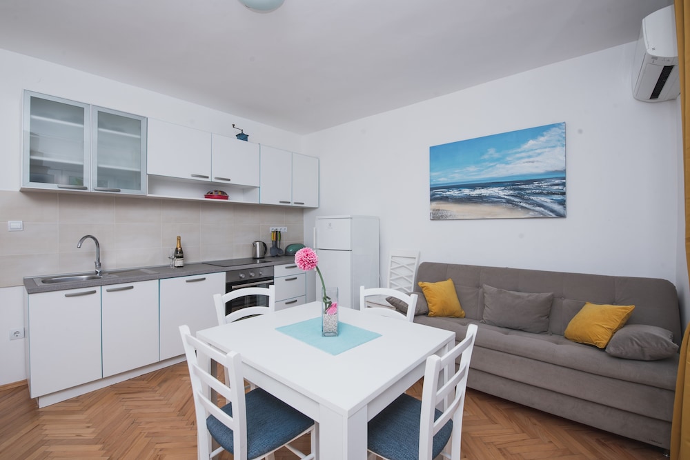 Apartments By The Sea Semy 28/38
