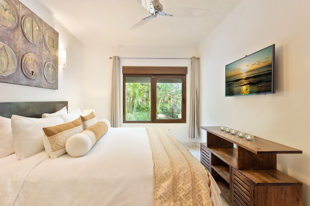 El Taj Oceanfront & Beachside Condo Hotel 57/74