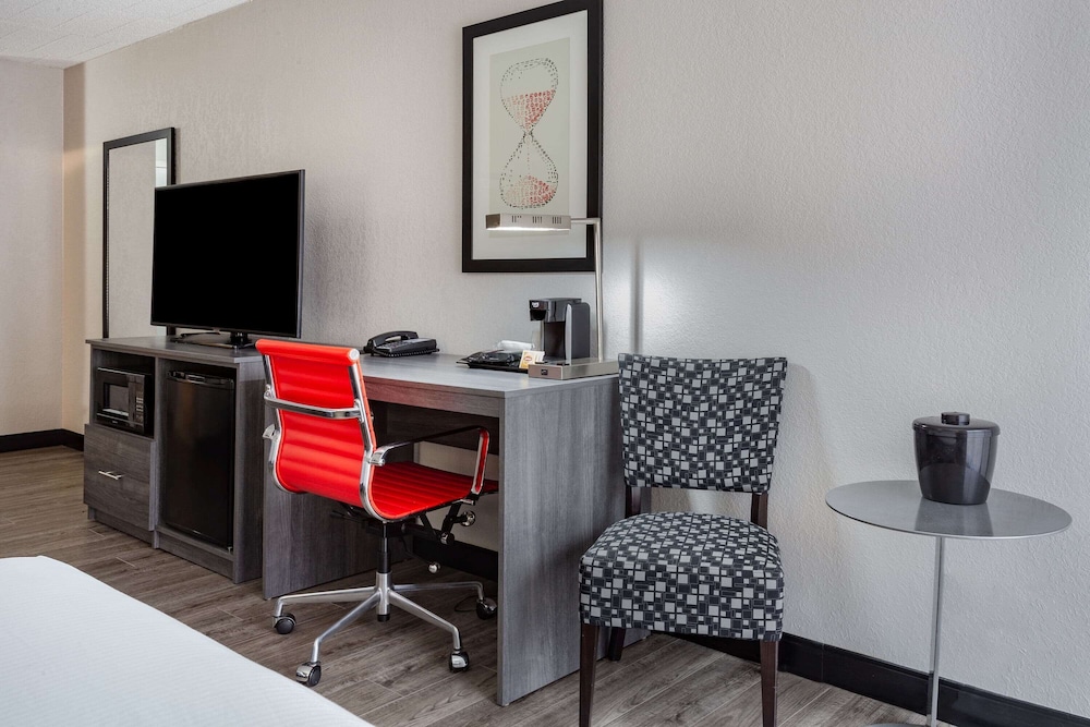 Ramada by Wyndham Hartford North / Bradley Airport 41/48
