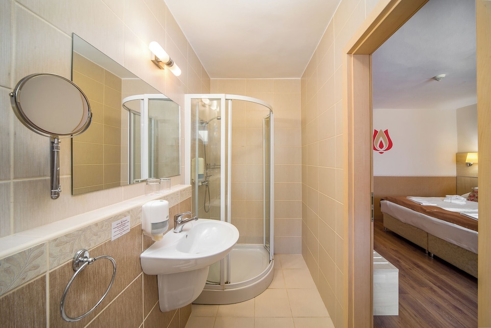 Hotel Piroska Buk 48/50