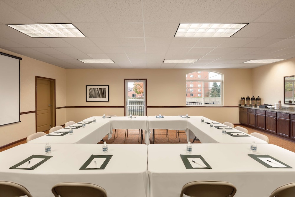 Country Inn & Suites by Radisson, Sioux Falls 20/21