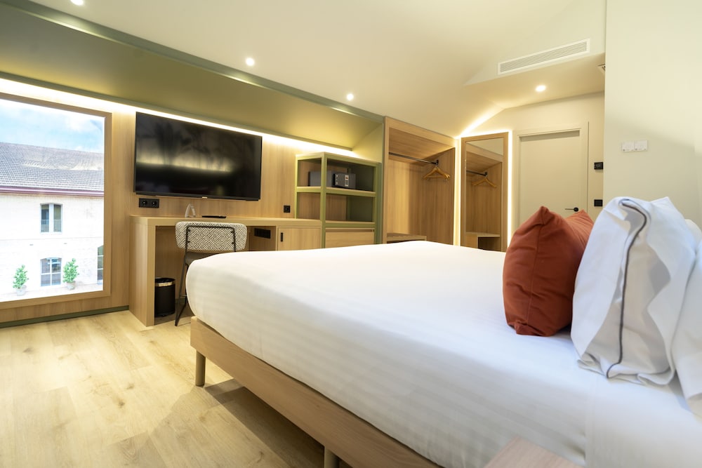 ROOM, DOUBLE BED, ATTIC