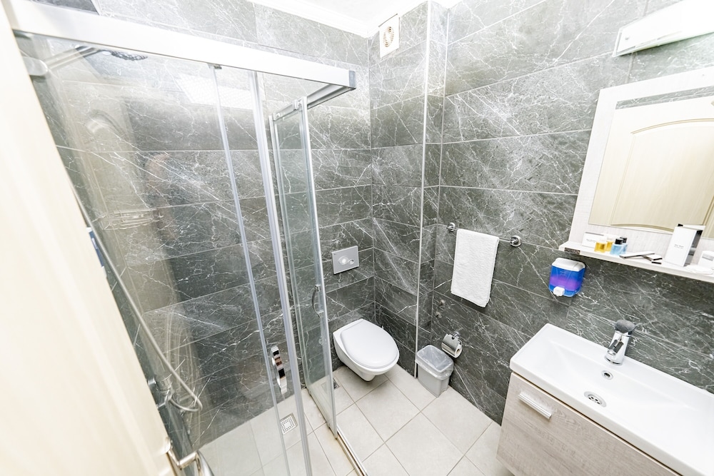 Konur Hotel 50/50