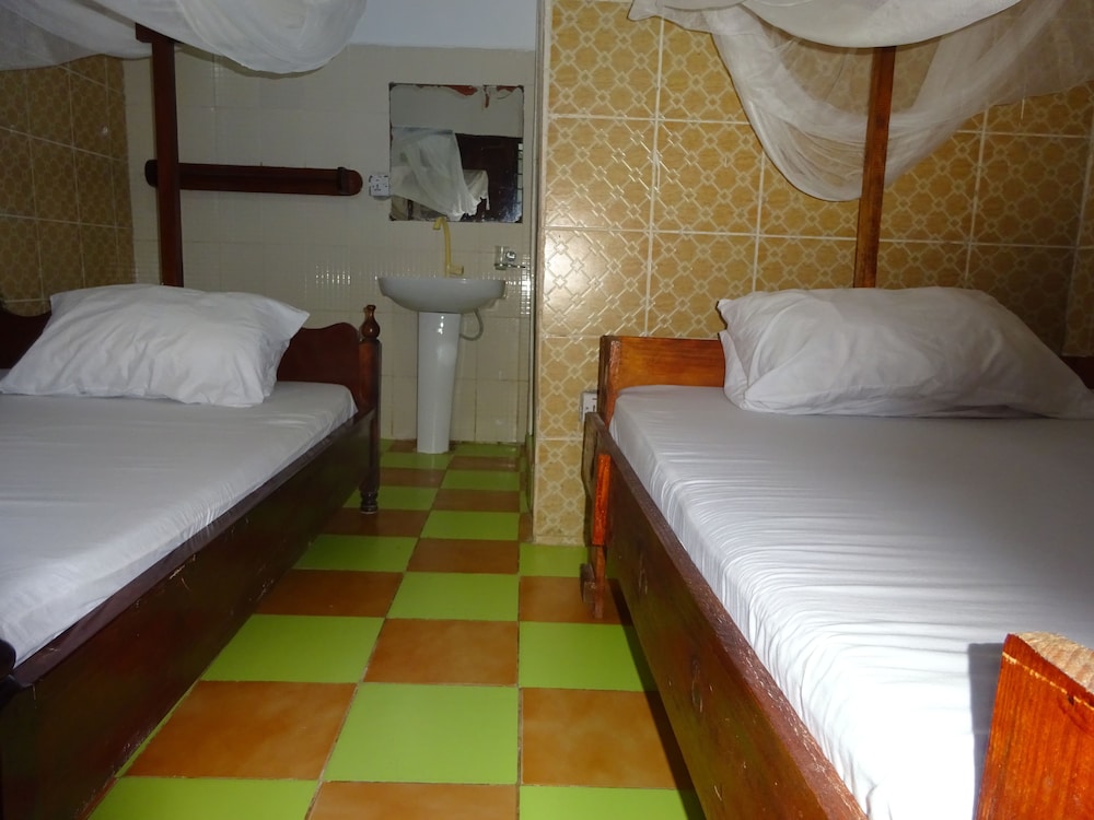 ECONOMY, 2 DOUBLE BEDS