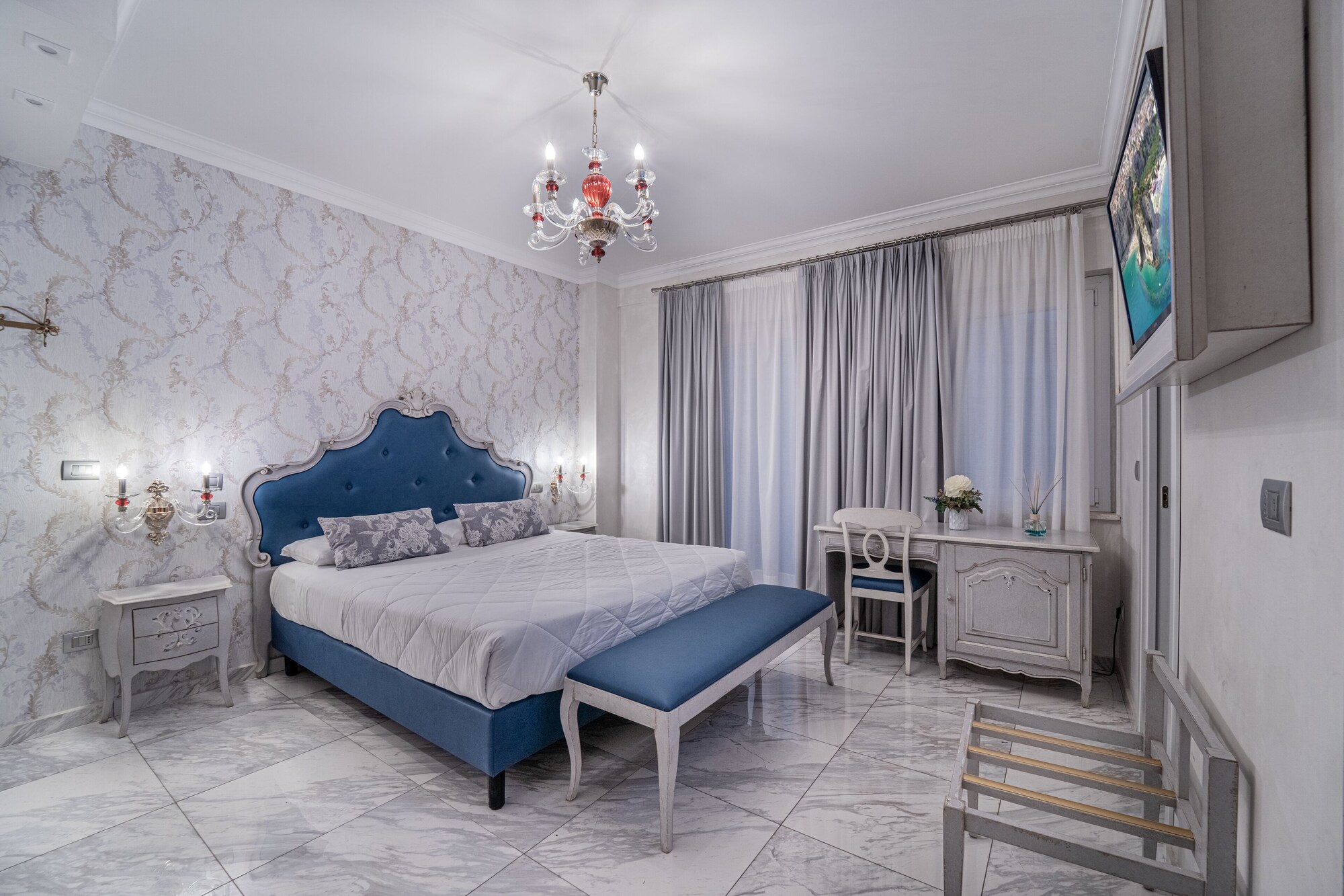 DELUXE, DOUBLE BED