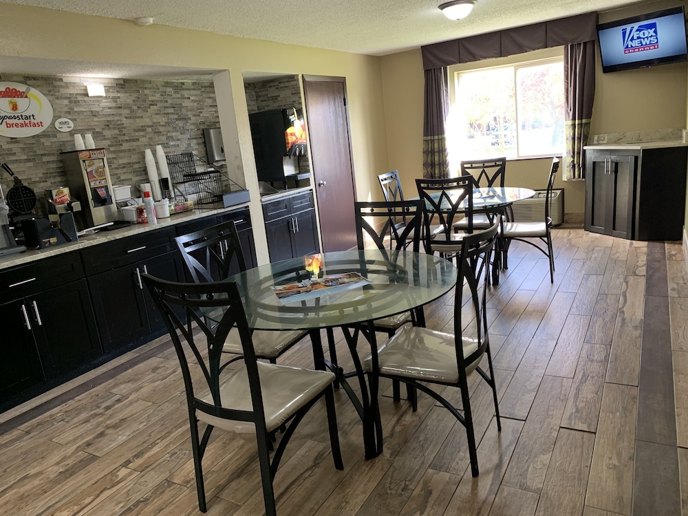 Super 8 By Wyndham Rockford 29/50