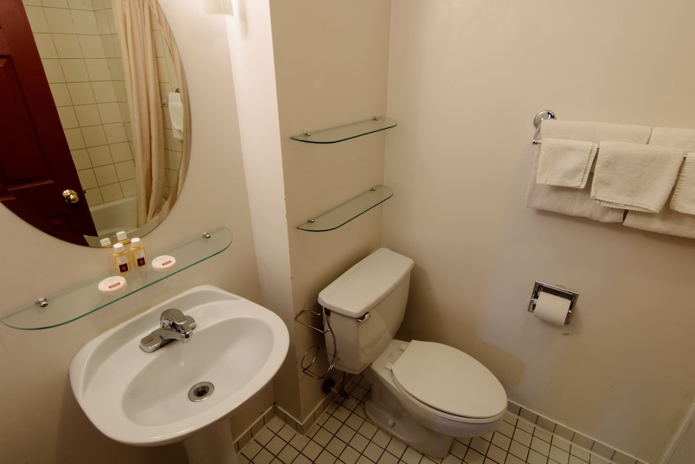 ROOM, TWIN BEDS, SHARED BATHROOM