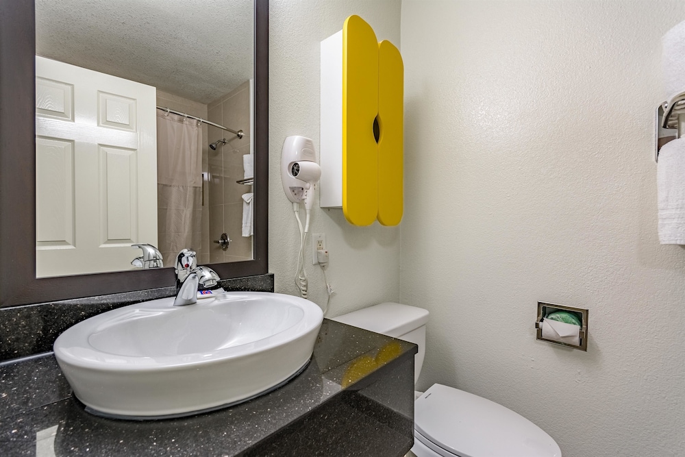 Suburban Studios Dallas Northwest Walnut Hill 15/49