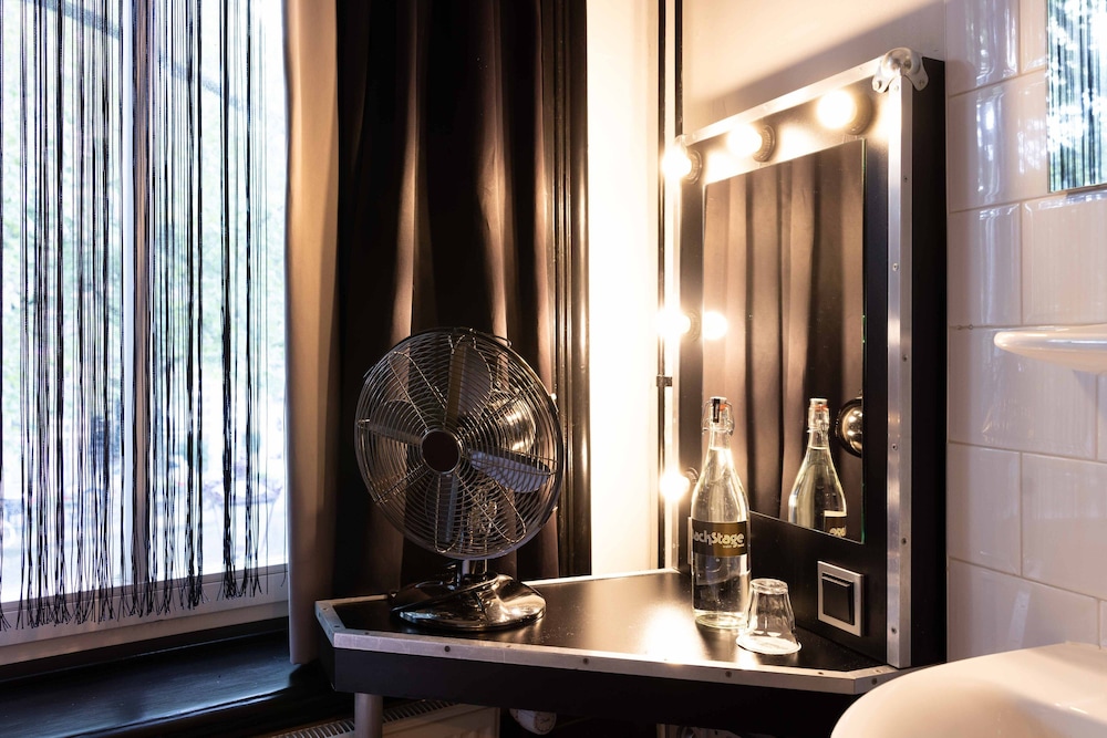 Backstage Hotel 49/49