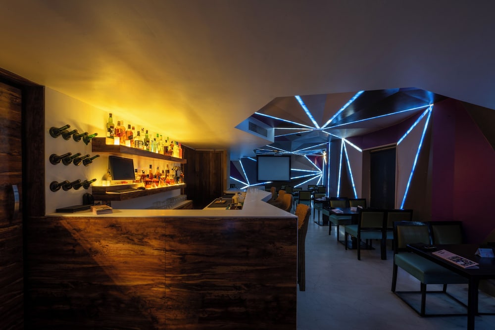 La Woods Hotel 46/50