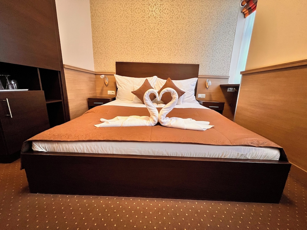 ROOM, DOUBLE BED
