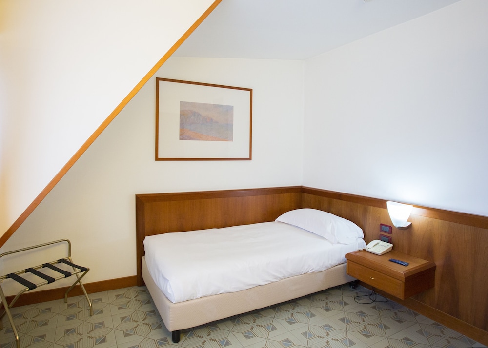 ROOM, SINGLE