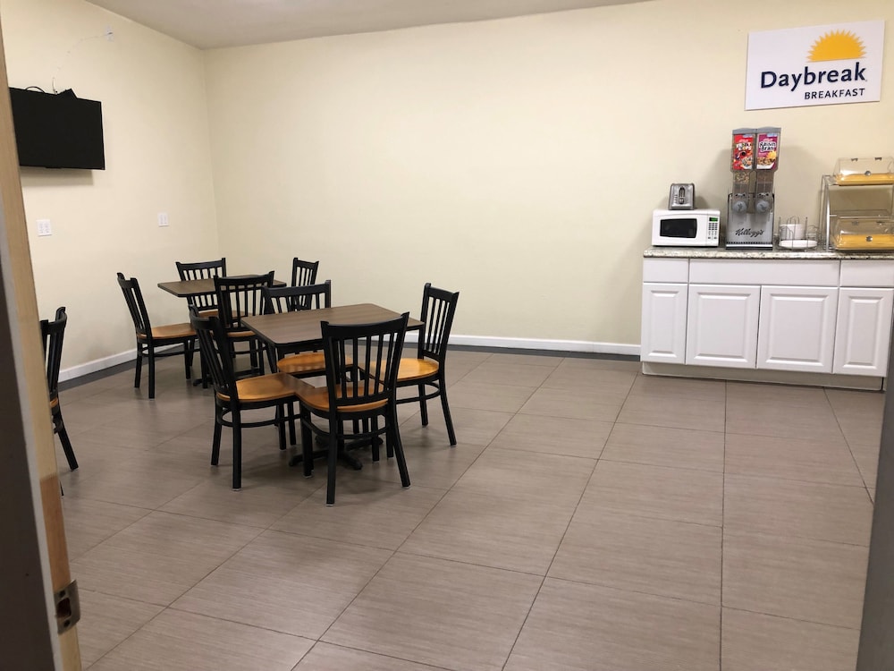 Days Inn by Wyndham Brawley 23/38