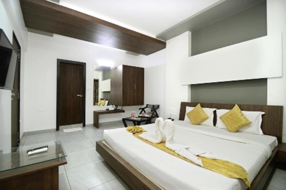 Crimson Park Shripriya Hotel 7/32