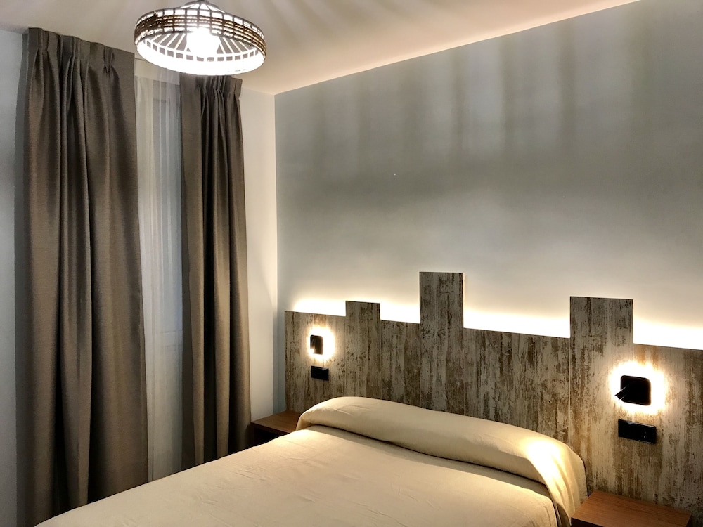 Hostal Anton Martin 41/61