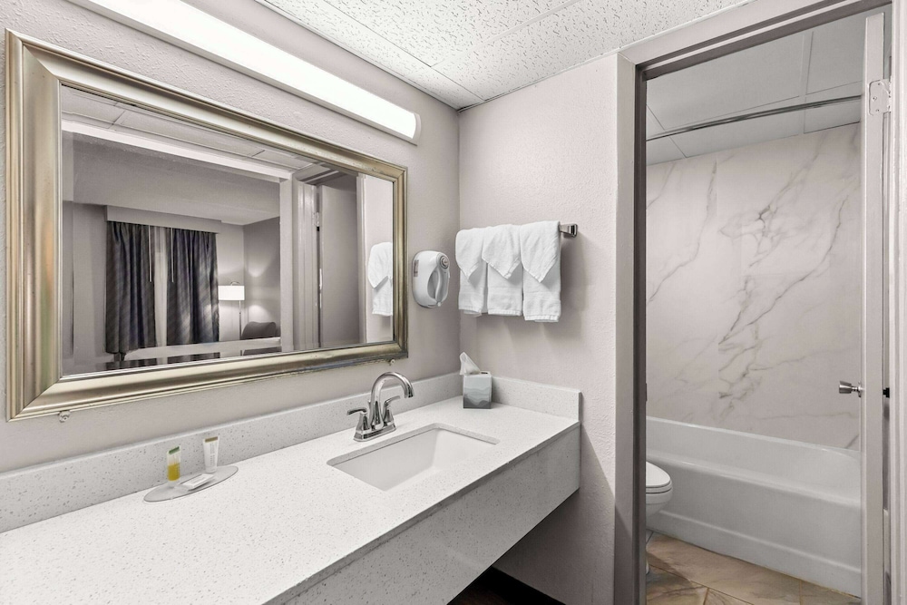Room, Queen Bed, Days Inn by Wyndham Clayton 5/5