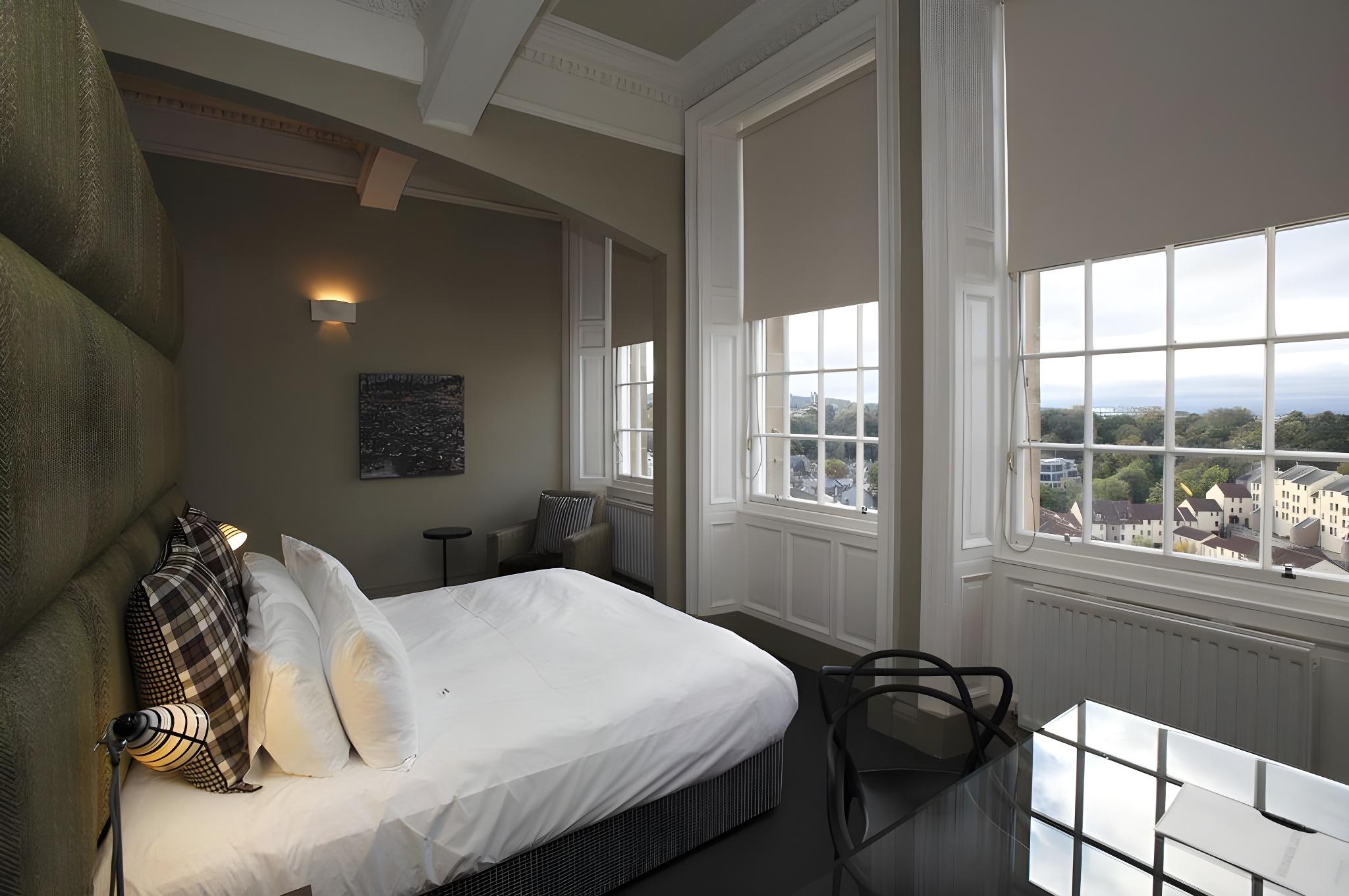 Family Suite, King Bed, Sofa