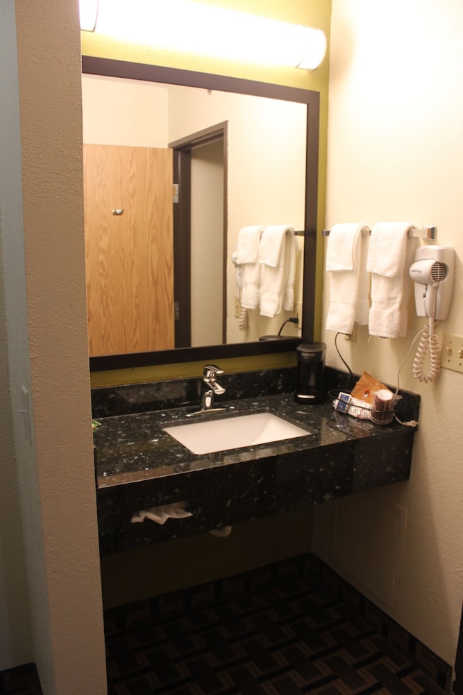 AmericInn By Wyndham West Burlington 44/45