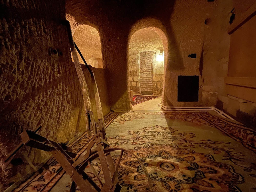 The Cave House 24/38