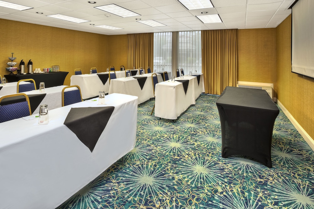 Spark by Hilton Akron Fairlawn 34/46