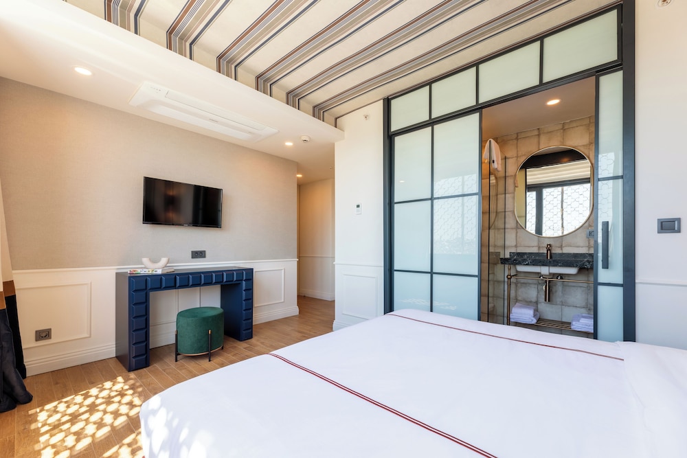 Khai Hotel Karakoy 17/60