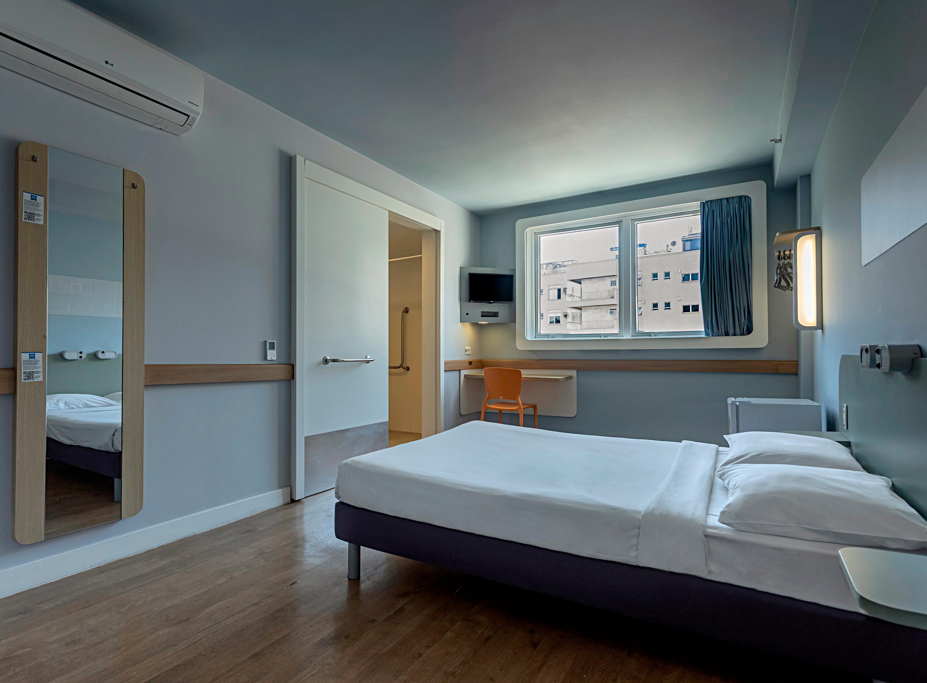 Room, Street View, Accessible