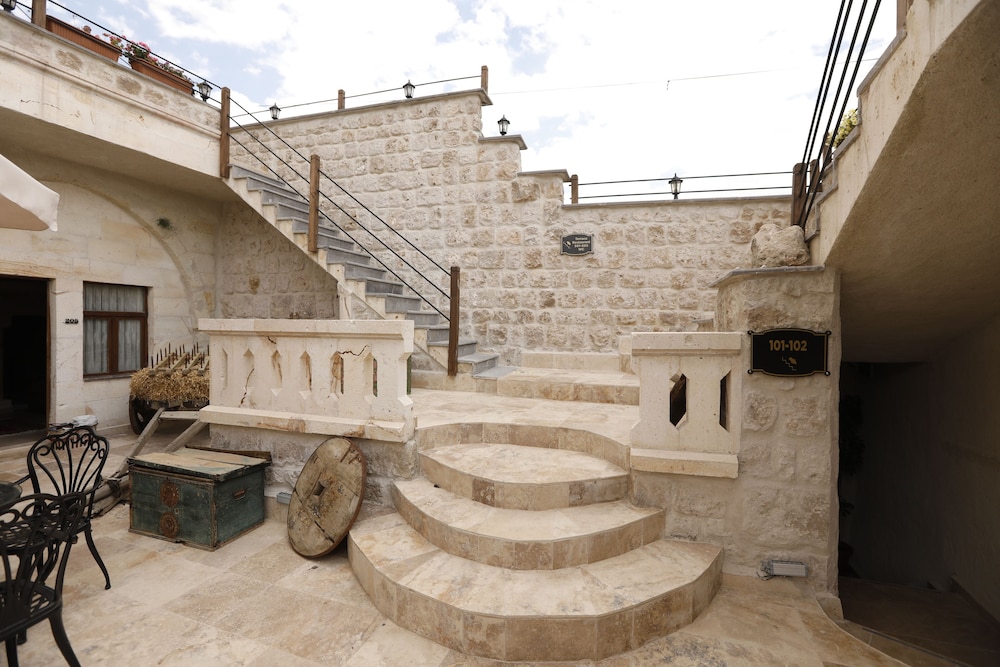 Ada Cave Suites 46/50