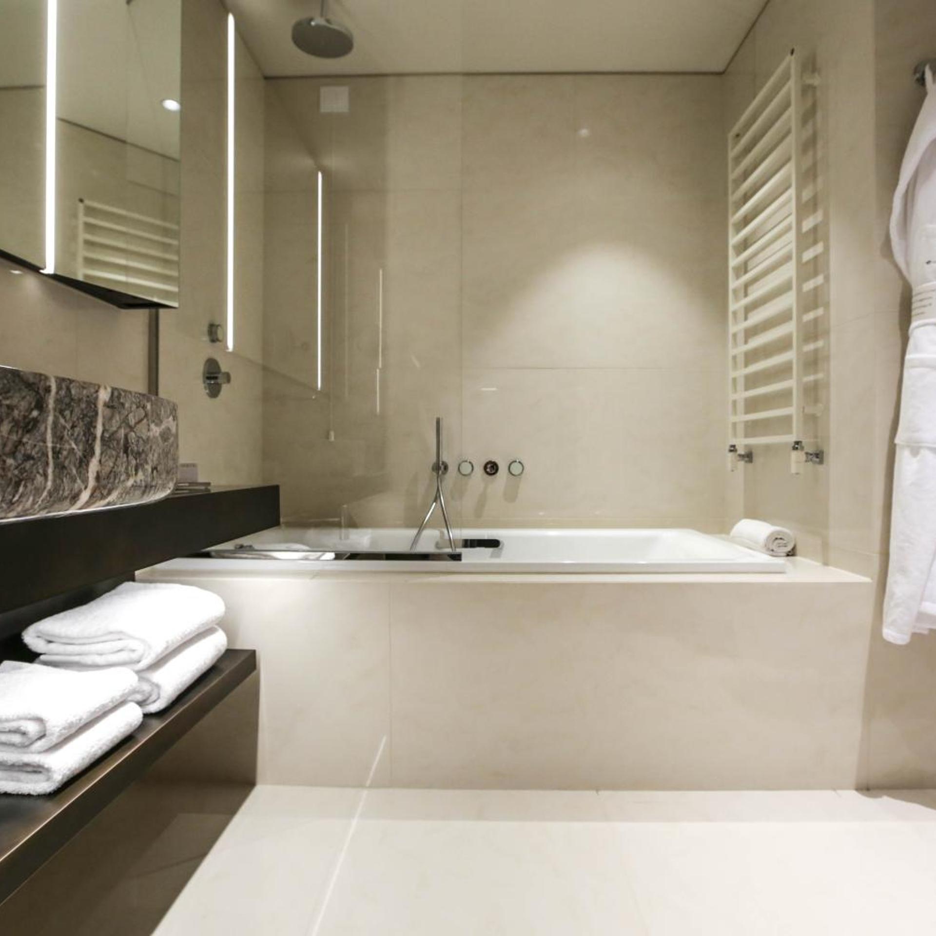 غرفة ديلوكس بسرير مزدوج بشرفة، HOTEL VIU MILAN 6/8