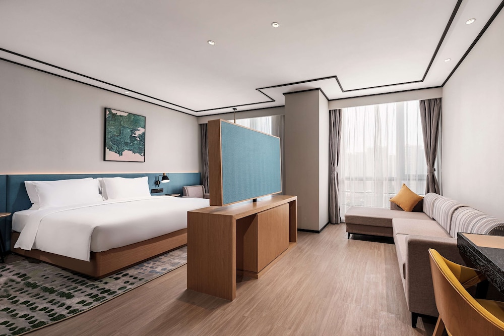 DELUXE, KING BED